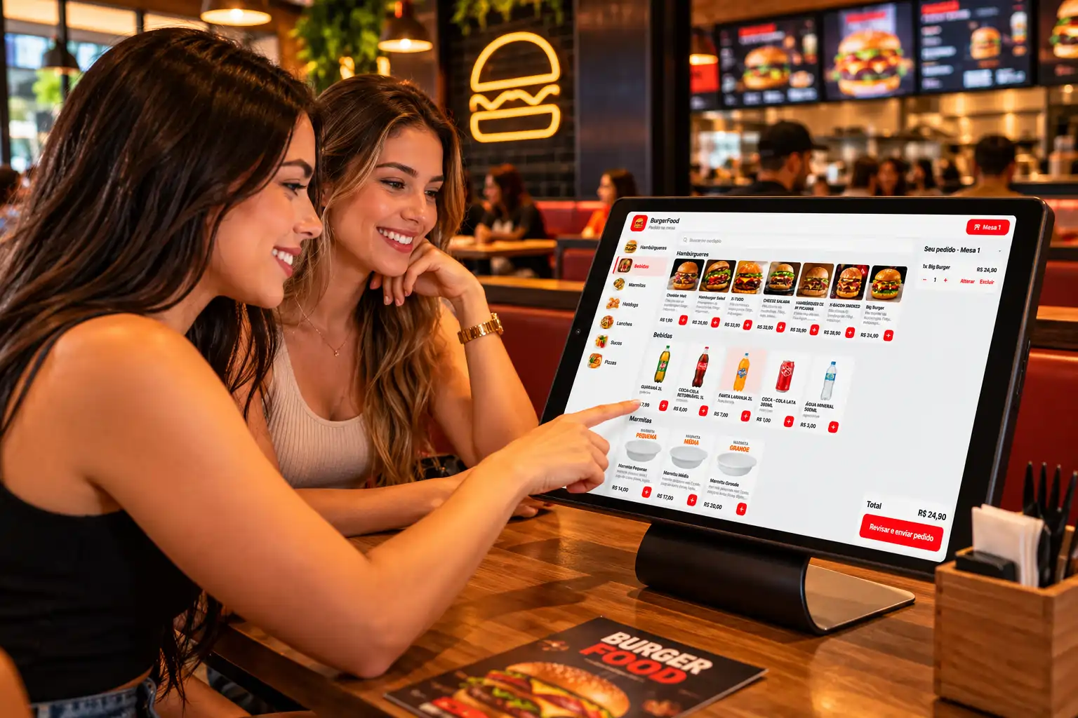 Clientes fazendo o pedido no totem da mesa da BurgerFood, com o cardápio e o pedido da Mesa 1 na tela